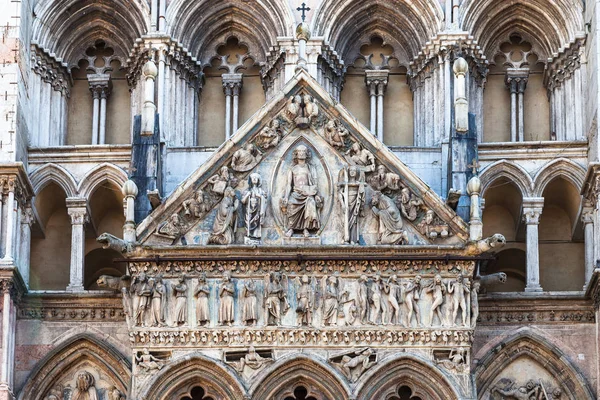 Decoration of facade of Ferrara Cathedral — Stock Photo, Image