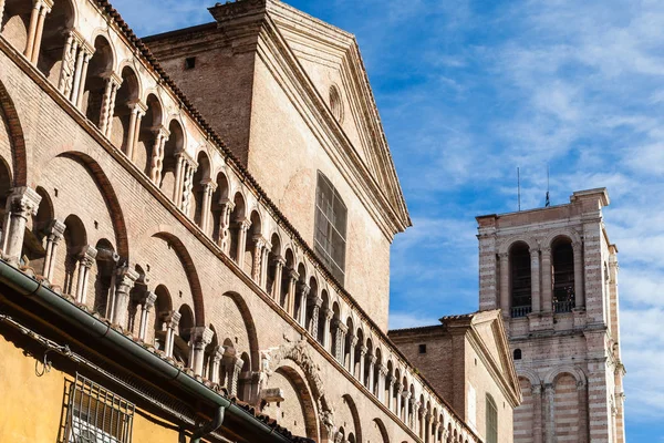 Mauern und Glockenturm der Dom-Kathedrale in Ferrara — Stockfoto