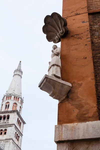 Figura O Bonissima na cidade de Modena — Fotografia de Stock