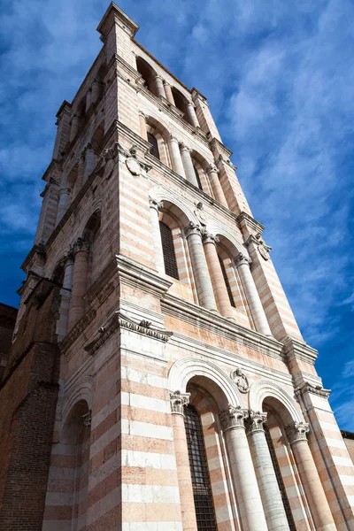 Campanile da Catedral de Duomo na cidade de Ferrara — Fotografia de Stock