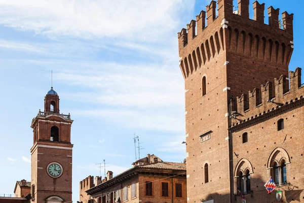 Klocktornet och torn av stadshuset i Ferrara city — Stockfoto