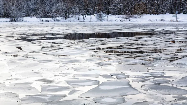 Derretimiento de bloques de hielo en la superficie del río — Foto de Stock