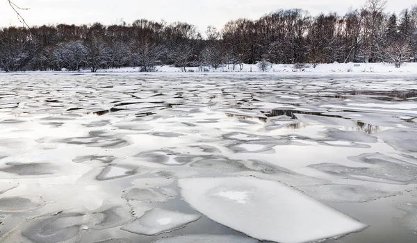 Floes di ghiaccio galleggianti su superficie di fiume in crepuscolo — Foto Stock