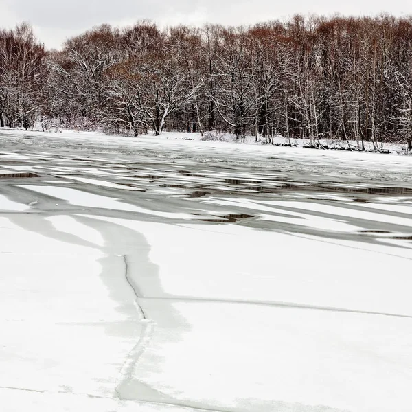 Таяние льда на замерзшей реке — стоковое фото