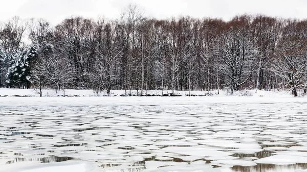 Sciogliere i galleggianti di ghiaccio sulla superficie del fiume al crepuscolo — Foto Stock