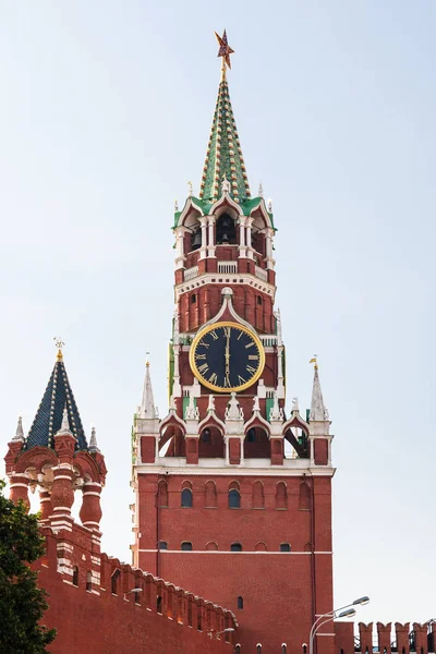 Spasskaya Tower with clock in Kremlin — Stock Photo, Image