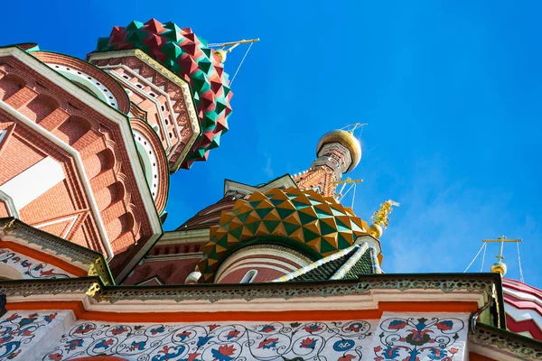 Aziz Basil Katedrali kulenin alt görünümü — Stok fotoğraf