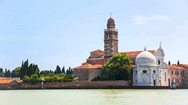Utsikt över kyrkan på San Michele ö i Venedig — Stockfoto