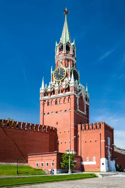 Spasskaya Tower of Kremlin on Red Square in Moscow — Stock Photo, Image