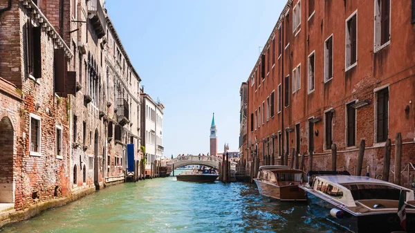 Canale e ponte tra case squallide a Venezia — Foto Stock