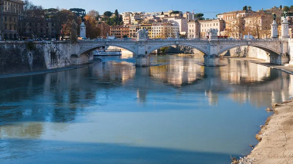 Blick auf die Brücke vittorio emanuele ii auf dem Tiber — Stockfoto