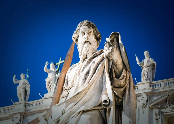 Staty av aposteln Paulus nära St Peter Basilica — Stockfoto