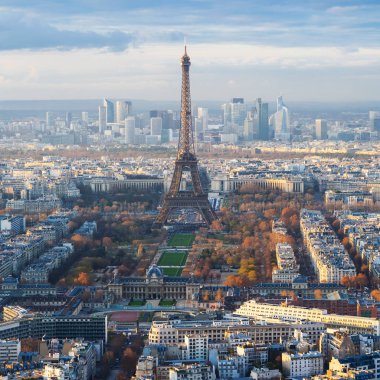 Champ de Mars üzerinde Eyfel Kulesi ile Paris manzarası