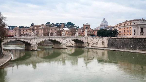 Vista sobre el río Tíber con puente en Roma en invierno —  Fotos de Stock