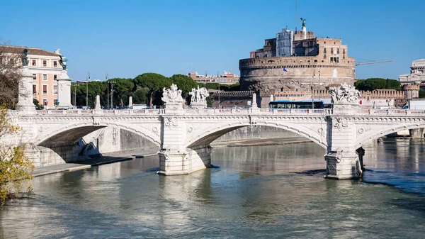 Utsikt över bron och slottet av helig ängel i Rom — Stockfoto