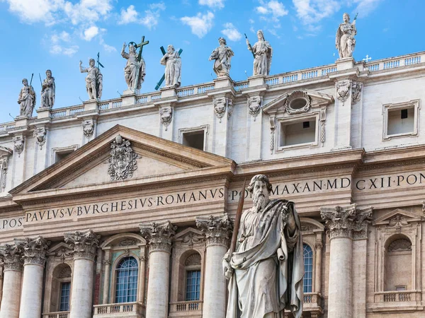 Statue Paul the Apostle and St Peter's Basilica — Stock Photo, Image