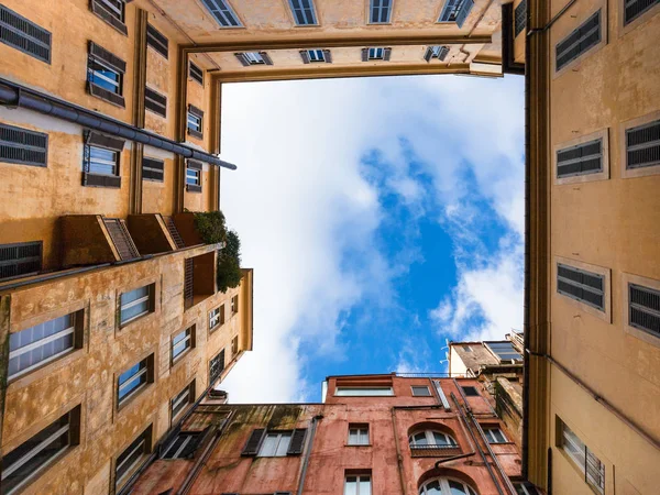 Blick von unten auf den Himmel von einem Haus in Rom — Stockfoto