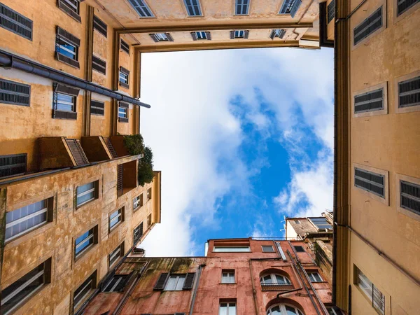 Vista inferior do céu a partir de pation da casa em Roma — Fotografia de Stock