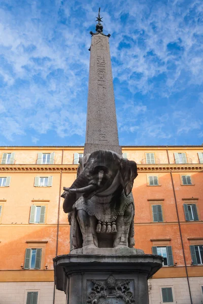Obelisco en la plaza Santa Maria Sopra Minerva —  Fotos de Stock