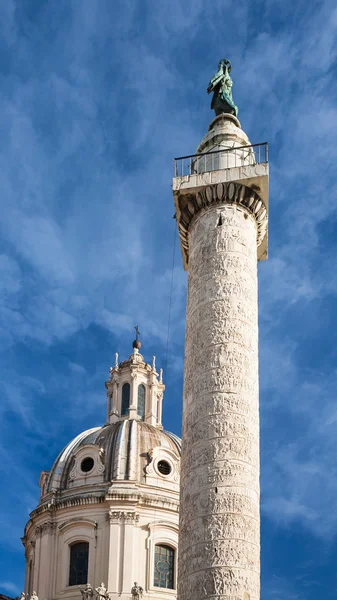 Columna de Trajano en el foro romano en la ciudad de Roma — Foto de Stock