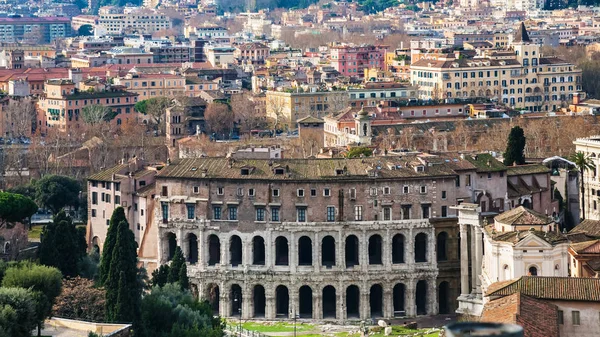 Рим с древним театром Марцелла — стоковое фото