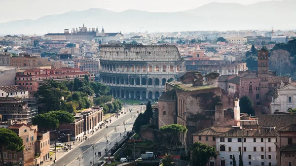 Boven uitzicht op de Via dei Fori Imperiali en het Colosseum — Stockfoto