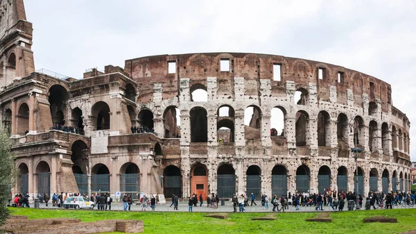 Turistas perto de Coliseu em Roma cidade no inverno — Fotografia de Stock