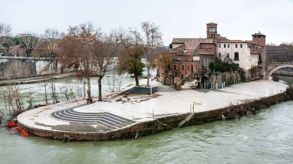 Tiber Island in Rome city in winter — Stock Photo, Image