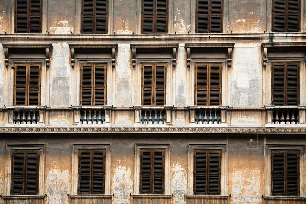 Fachada de la antigua casa urbana en la ciudad de Roma —  Fotos de Stock