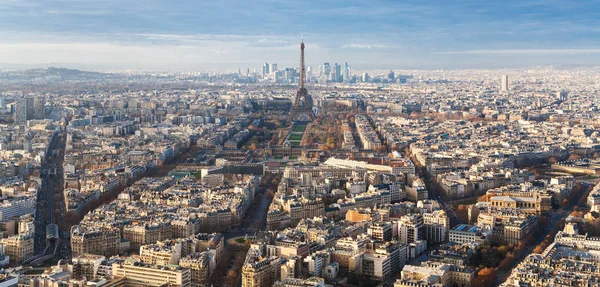 エッフェル塔とパリの通りのビューの上 — ストック写真