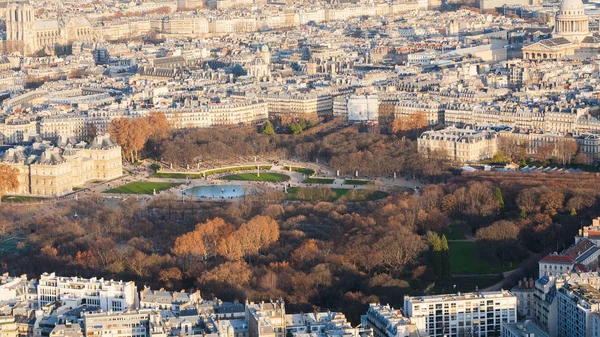 Nad zobrazením Lucemburské zahrady v Paříži města — Stock fotografie