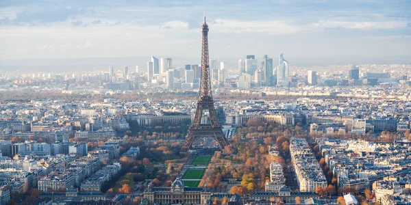 Über dem Blick auf den Eiffelturm und die Verteidigung in Paris — Stockfoto