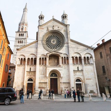 Modena şehrinde Cathedral yakınındaki insanlar