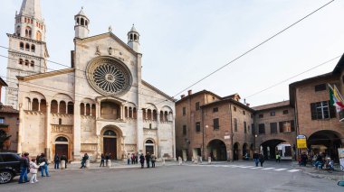 Corso Duomo ve Modena şehir Katedrali