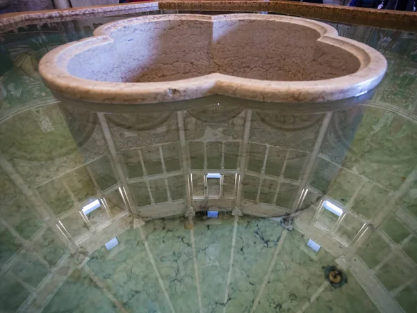 Baptisterium in de doopkapel van Parma stad — Stockfoto