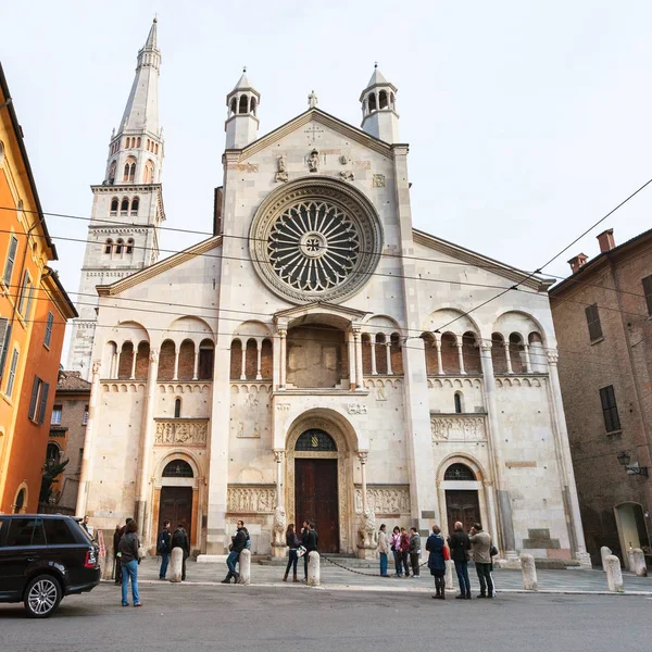 Mensen in de buurt van Kathedraal van Modena city — Stockfoto
