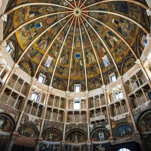 Interior do batistério na cidade de Parma — Fotografia de Stock