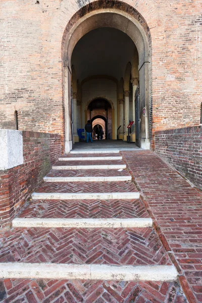 Portão em Castello Estense na cidade de Ferrara — Fotografia de Stock