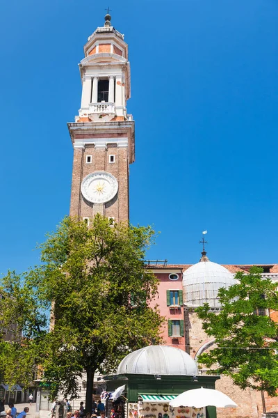 Tourists on square Campo Santi Apostoli in Venice — Stock Photo, Image