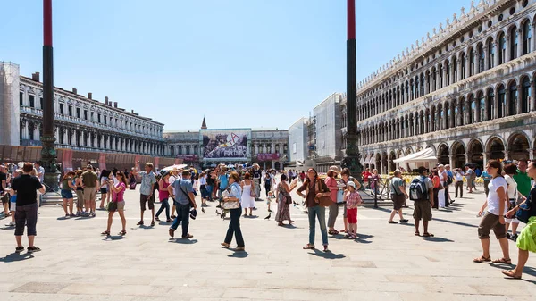Много туристов на площади Сан-Марко в Венеции — стоковое фото