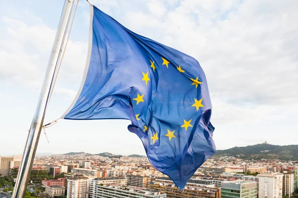 Bandera de la UE ondeando por el viento sobre Barcelona —  Fotos de Stock