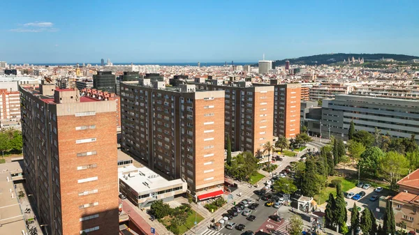 住宅小区在巴塞罗那视图上方 — 图库照片