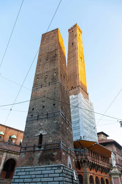 Dwie wieże w Bolonii (Asinelli i Garisenda) — Zdjęcie stockowe