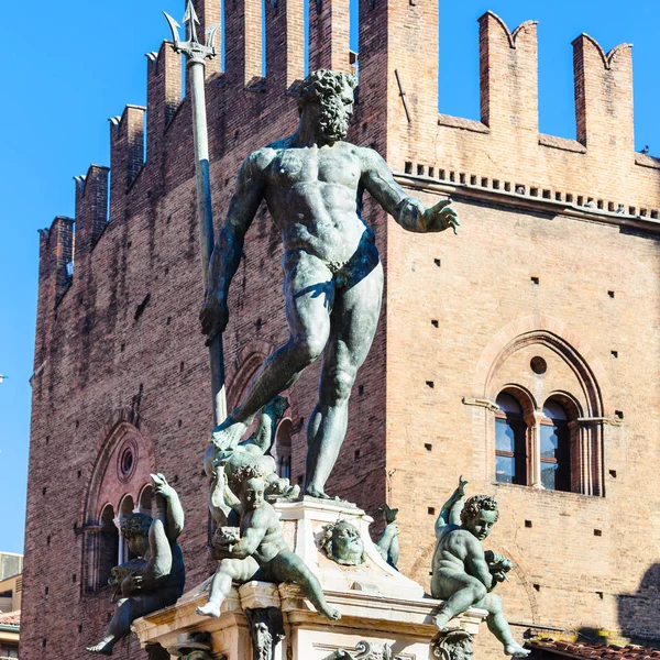 Staty av Neptunus i Bologna city i soliga dag — Stockfoto
