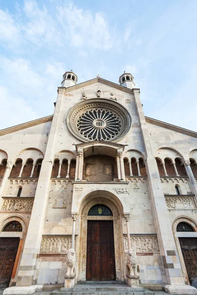 Vista frontal da Catedral de Modena na cidade de Modena — Fotografia de Stock