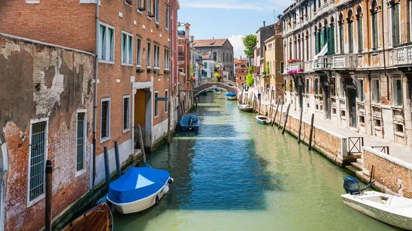 Paisaje urbano veneciano en la ciudad de Venecia — Foto de Stock