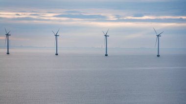 sabah twilight offshore rüzgar çiftliği görünümünü