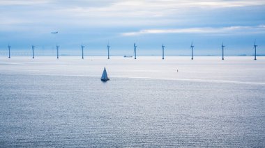 Uçak ve gemi deniz Rüzgar Çiftliği yakınındaki
