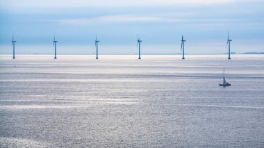 Baltık Denizi sakin yüzeyi ile offshore rüzgar çiftliği