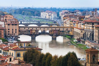 Floransa'daki Ponte Vecchio görünümünü yukarıda